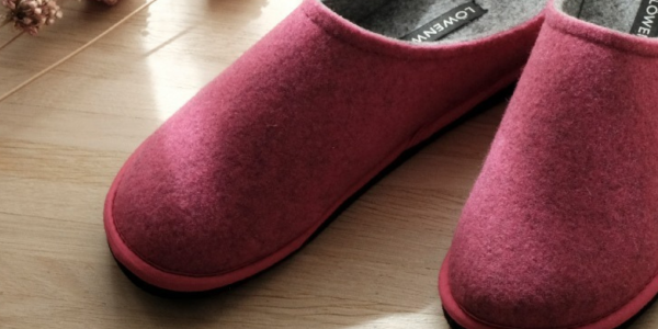 Felt and latex-soled slippers that do not mark flooring