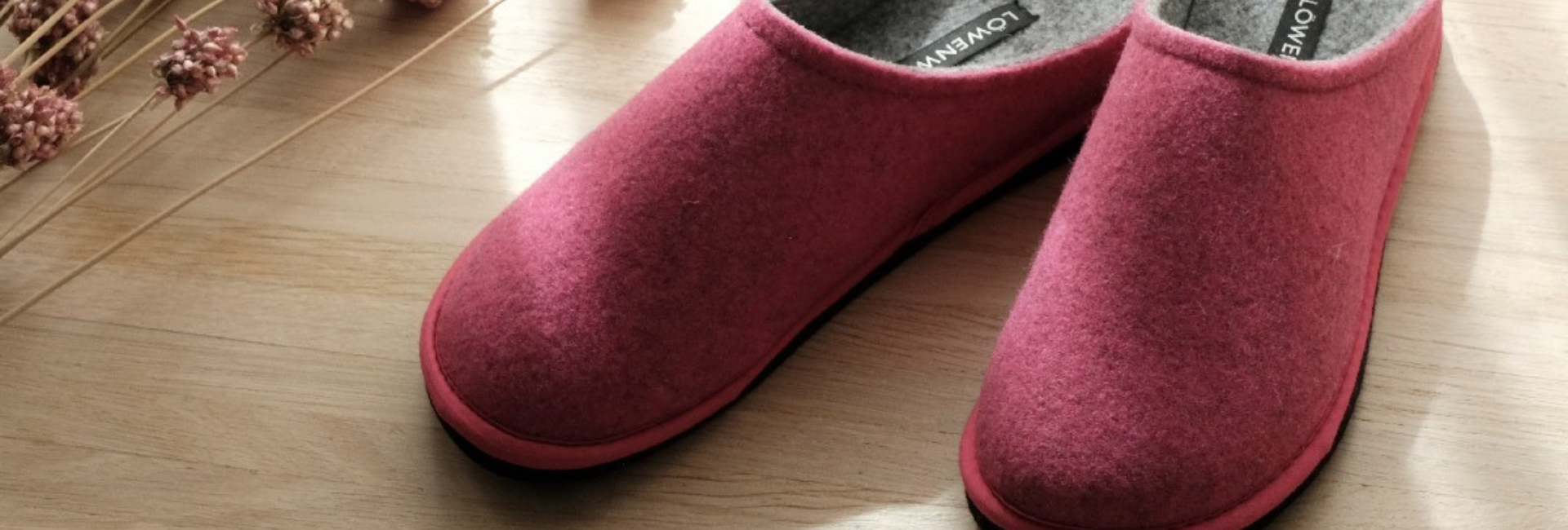 Felt and latex-soled slippers that do not mark flooring